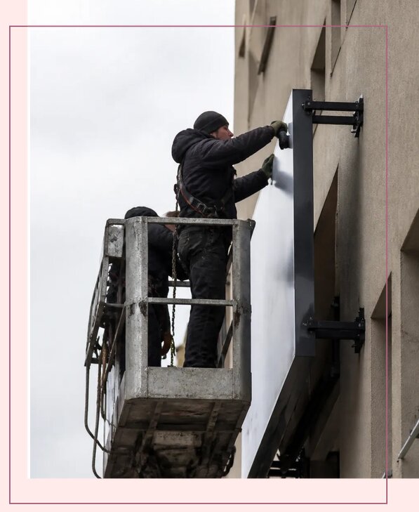 Профессиональный монтаж панель кронштейнов для вывесок в Устях-Куте